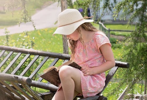 Fille lisant dehors